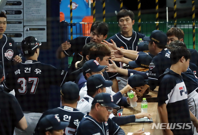 [서울=뉴시스] 고승민 기자 = 1일 서울 고척스카이돔에서 열린 2020 KBO 리그 두산 베어스 대 키움 히어로즈 경기, 1회초 두산 공격 무사 1, 3루 상황 3번타자 오재일의 1루타 때 홈을 밟은 3루주자 박건우가 덕아웃서 기뻐하고 있다. 2020.07.01.kkssmm99@newsis.com