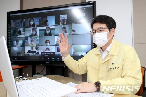 [서울=뉴시스]청소년연구단양성 프로젝트 첫 강의에 참여한 정원오 서울 성동구청장. (사진=성동구 제공) 2020.07.02. photo@newsis.com 