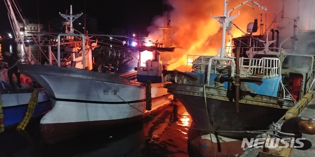 [통영=뉴시스] 신정철 기자= 2일 오전 0시 50분께 경남 통영시 정량동 동호상가 앞 바다에 계류된 통영선적 9.77t급 연안자망어선에서 화재가 발생해 함께 계류되어있던 9.77t급 연안통발어선 B호와 C호까지 번졌다. 사진은 통영해양경찰서와 통영소방서가 화재를 진화하고 있다.(사진=통영해경 제공).2020.07.02.&nbsp; photo@newsis.com