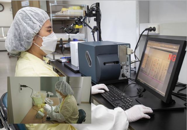 [서울=뉴시스] 삼성전자 스마트 공장 구축 지원을 받은 이후 솔젠트 직원이 진단키트에 부착할 라벨을 비전검사기를 통해 확인하고 있다. 좌측 하단 작은 사진은 개선 이전 진단키트에 부착할 라벨을 육안으로 확인하고 있는 장면. 사진 삼성전자 