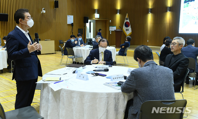 [서울=뉴시스] 박원순 서울시장이 '포스트코로나 공공혁신 보고회'에 참석해 대화를 나누는 모습. (사진=서울시 제공) 2020.07.02. photo@newsis.com 