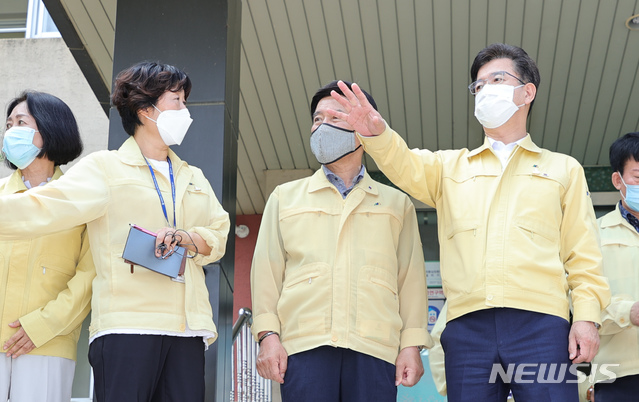 [대전=뉴시스]조명휘 기자 = 허태정 대전시장이 2일 코로나19 확진자 3명이 발생한 동구 천동초등학교를 찾아 선별진료소 운영과 방역사황을 점검하고 있다. (사진= 대전시 제공). 2020.07.02. photo@newsis.com