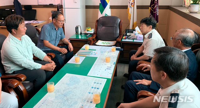 소기웅 홍천소방서장이 2일 홍천군 내면사무소를 방문했다.