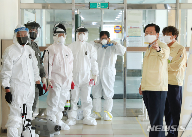 [대전=뉴시스]조명휘 기자 = 장종태 대전 서구청장이 2일 코로나19 확진자가 발생한 서구 느리울 초등학교를 방문해 방역과 소독상태를 긴급 점검하고 있다. (사진= 서구청 제공). 2020.07.02&nbsp; photo@newsis.com 