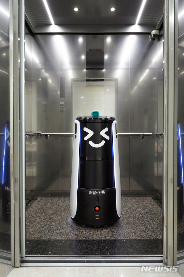 [서울=뉴시스] 신축 공동주택 최초로 ‘포레나 영등포’에 적용 예정인 실내 배달로봇 이미지(사진 = 우아한형제들 제공)