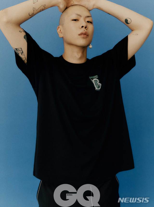 [서울=뉴시스] 남성 매거진 '지큐 코리아'가 뮤지션 오혁과 페기 구의 화보를 공개했다. (사진 = '지큐 코리아' 7월 호) photo@newsis.com 