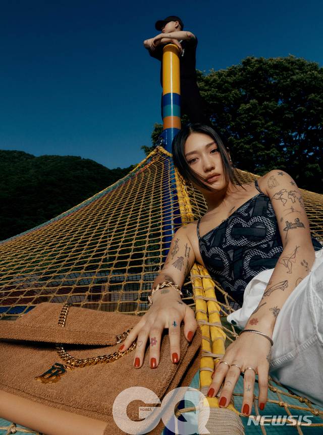 [서울=뉴시스] 남성 매거진 '지큐 코리아'가 뮤지션 오혁과 페기 구의 화보를 공개했다. (사진 = '지큐 코리아' 7월 호) photo@newsis.com 