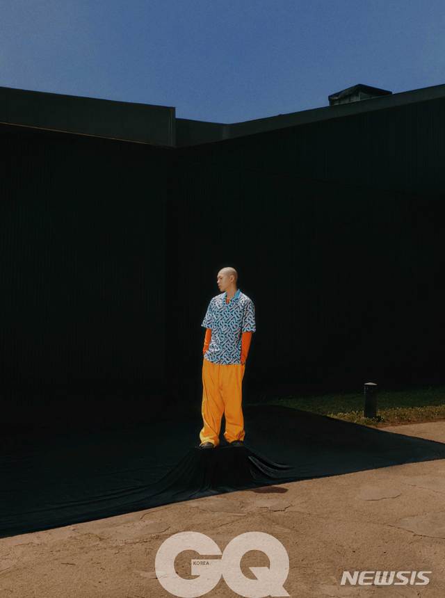 [서울=뉴시스] 남성 매거진 '지큐 코리아'가 뮤지션 오혁과 페기 구의 화보를 공개했다. (사진 = '지큐 코리아' 7월 호) photo@newsis.com 