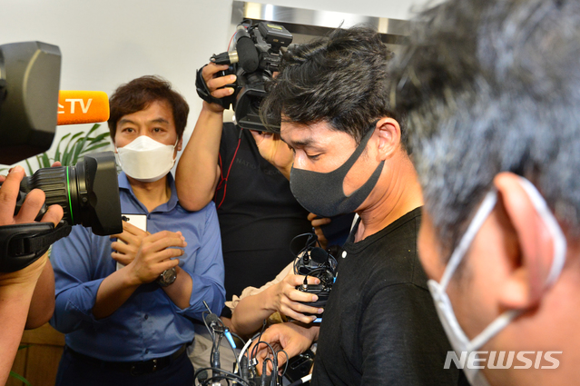 [경주=뉴시스] 이은희 기자= 경주시청 트라이애슬론팀 감독이 2일 오후 2시 경주시체육회 운영위원회에 참석하기 위해 사무실에 들어서고 있다. 2020.7.2. leh@newsis.com 