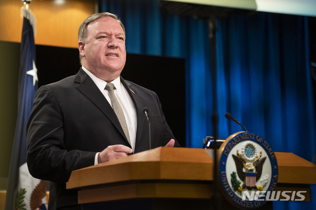 [워싱턴=AP/뉴시스]마이크 폼페이오 미 국무장관이 1일(현지시간) 워싱턴 국무부 청사에서 기자회견을 하는 모습. 2020.07.02.