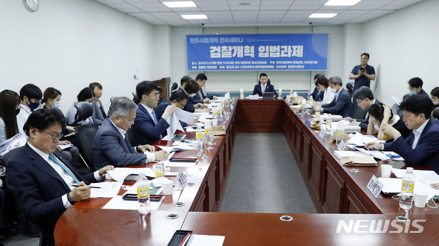 [서울=뉴시스] 최동준 기자 = 검찰개혁 입법과제 세미나가 열린 2일 서울 여의도 국회의원회관 세미나실에서 여당 의원들이 김인회 인하대학교 법학전문대학원 교수의 발제를 듣고 있다. 2020.07.02. photocdj@newsis.com