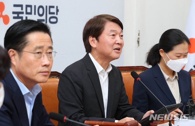 [서울=뉴시스] 장세영 기자 = 안철수 국민의당 대표가 2일 서울 여의도 국회에서 열린 국민의당 제26차 최고위원회의에 참석해 현안관련 발언을 하고 있다. 2020.07.02. photothink@newsis.com