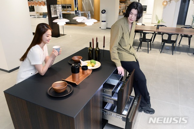 [서울=뉴시스]LG전자는 2일 초 프리미엄 빌트인 시그니처 키친 스위트인 아일랜드 와인셀러와 서랍형 냉장고를 국내 출시했다. 신제품은 아일랜드 식탁이나 조리대 아래에 빌트인으로 설치하는 언더카운터 타입이며 주방공간에 차별화된 가치와 품격을 부여한다. 사진은 아일랜드 서랍형 냉장고. (사진=LG전자 제공) 2020.07.02. photo@newsis.com