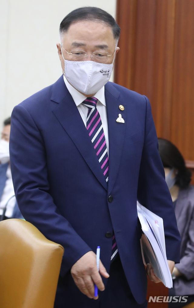 홍남기 "규제지역 중도금·잔금대출 한도 보완책 점검"(종합)