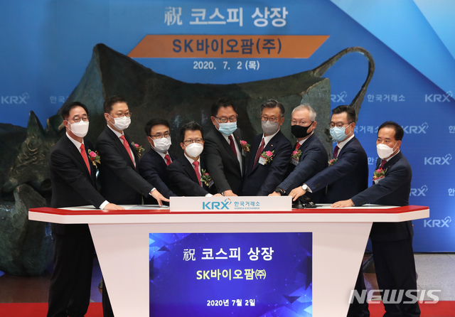 [서울=뉴시스] 이윤청 기자 = 정일문(오른쪽 두번째부터) 한국투자증권 대표이사, 정영채 NH투자증권 대표이사, 조대식 SK SUPEX추구협의회 의장, 조정우 SK바이오팜 대표이사, 정지원 한국거래소 이사장을 비롯한 참석자들이 2일 서울 여의도 한국거래소 신관에서 열린 SK바이오팜 상장 기념식에서 시초가를 알아보는 세레머니를 하고 있다. 2020.07.02.&nbsp; radiohead@newsis.com