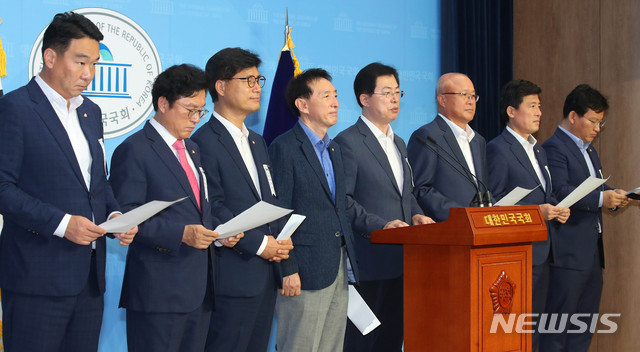 [서울=뉴시스] 장세영 기자 = 이만희 미래통합당 의원이 2일 서울 여의도 국회 소통관에서 대구경북지역 미래통합당 의원들과 함께 기자회견을 열고 대구경북 통합신공항 이전 부지 선정을 촉구하고 있다. 왼쪽부터 미래통합당 정의용 의원, 박형수 의원, 김영식 의원, 김석기 의원, 이만희 의원, 김희국 의원, 구자근 의원, 김형동 의원. 2020.07.02. photothink@newsis.com