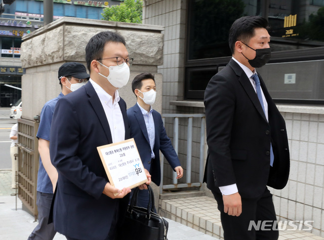 [서울=뉴시스] 전진환 기자 = 라임펀드 대신증권 피해자 단체 회원들이 2일 오전 서울 양천구 서울남부지검으로 대신증권이 작년 10.2 환매주문을 고객의 동의 없이 불법적으로 전산취소로 조작한 건과 관련해 단체 형사고소 접수를 위해 들어오고 있다. 2020.07.02.&nbsp; amin2@newsis.com