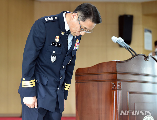 [수원=뉴시스] 김종택기자 = 배용주 경기남부지방경찰청장이 2일 오전 경기 수원시 장안구 경기남부지방경찰청에서 이춘재 연쇄살인 사건에 대한 종합 수사결과를 발표하기에 앞서 피해자 및 유가족들에게 고개숙여 사과하고 있다. 2020.07.02.semail3778@naver.com