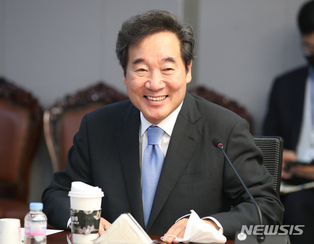 [서울=뉴시스] 김진아 기자 = 이낙연 더불어민주당 의원이 2일 서울 여의도 국회 의원회관에서 열린 한반도평화포럼 긴급간담회에서 미소짓고 있다. 2020.07.02. bluesoda@newsis.com