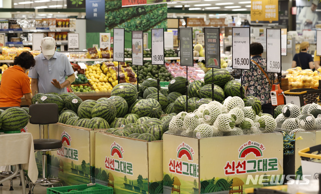 [서울=뉴시스] 고승민 기자 = 서울의 한 대형마트에서 시민들이 신선식품을 고르고 있다. 2020.07.02.kkssmm99@newsis.com