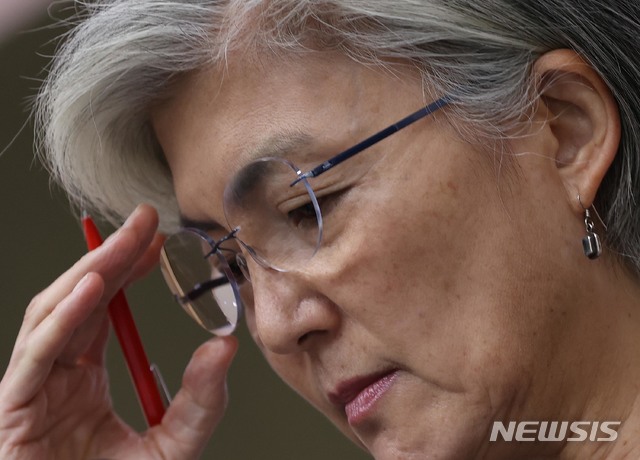 [서울=뉴시스]김명원 기자 = 강경화 외교부 장관이 2일 오전 서울 종로구 외교부에서 열린 내신기자단 브리핑에서 취재진의 질문을 받으며 안경을 만지고 있다. 2020.07.02.&nbsp; photo@newsis.com