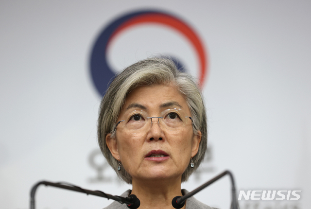 [서울=뉴시스]김명원 기자 = 강경화 외교부 장관이 2일 오전 서울 종로구 외교부에서 열린 내신기자단 브리핑에서 취재진의 질문에 답하고 있다. 2020.07.02.&nbsp; photo@newsis.com