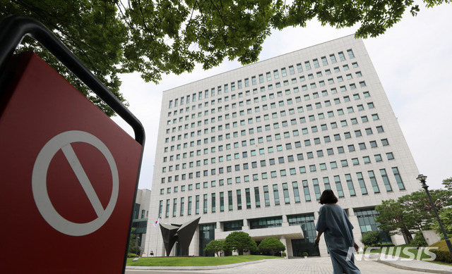 [서울=뉴시스] 고범준 기자 = 이른바 '검언유착' 사건과 관련 추미애 법무부 장관이 대검찰청에 '진행 중인 전문수사자문단 심의 절차를 중단하라'고 수사를 지휘한 가운데 2일 서울 서초구 대검찰청 앞으로 직원들이 지나가고 있다. 2020.07.02.&nbsp; bjko@newsis.com