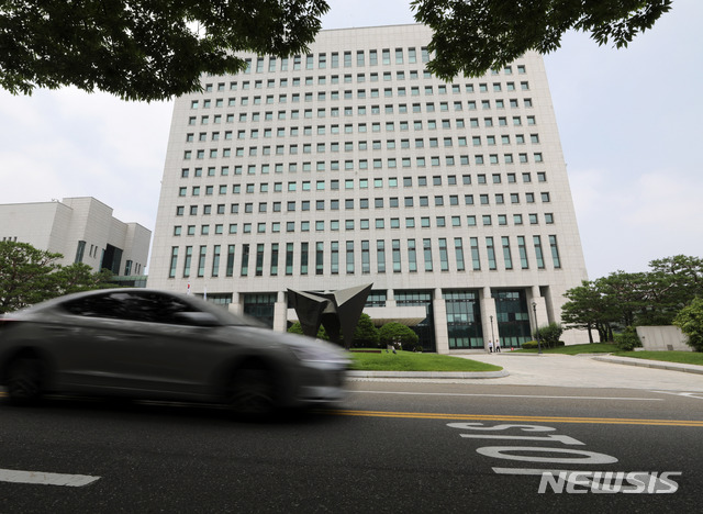 [서울=뉴시스] 고범준 기자 = 이른바 '검언유착' 사건과 관련 추미애 법무부 장관이 대검찰청에 '진행 중인 전문수사자문단 심의 절차를 중단하라'고 수사를 지휘한 가운데 2일 서울 서초구 대검찰청 앞으로 차량이 지나가고 있다. 2020.07.02. bjko@newsis.com