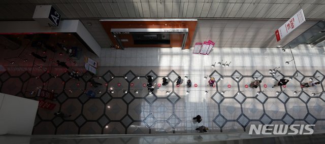 [서울=뉴시스]전신 기자 = 2일 서울 삼성동 코엑스에서 열린 '코리아빌드'에서 관람객들이 거리를 두고 입장하고 있다. 2020.07.02.&nbsp;&nbsp;&nbsp; photo1006@newsis.com