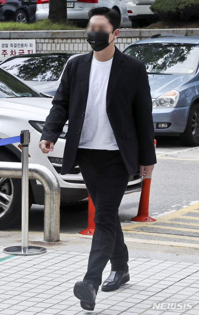 [서울=뉴시스] 고범준 기자 = 가수 고(故) 구하라에게 폭행, 협박 등을 한 혐의로 기소된 전 남자친구 최모씨가 2일 오후 서울 서초구 서울중앙지방법원에서 열린 항소심 선고 공판에 출석하기 위해 법정으로 들어가고 있다. 2020.07.02. photo@newsis.com
