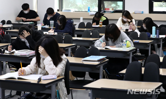 [서울=뉴시스] 이영환 기자 = 학생들이 2일 오후 서울 동작구 노량진 대성학원 교실에서 신종 코로나바이러스 감염증(코로나19)과 관련해 거리를 두고 공부를 하고 있다. 2020.07.02. 20hwan@newsis.com