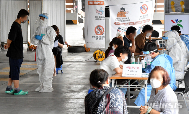 [광주=뉴시스] 신대희 기자 = 2일 광주 북구보건소 선별진료소에서 시민들이 신종 코로나바이러스 감염증(코로나19) 검사를 받고 있다. 최근 엿새간 광주시민 48명이 코로나19 확진 판정을 받으면서 확산 우려가 커지고 있다. 2020.07.02.&nbsp; sdhdream@newsis.com