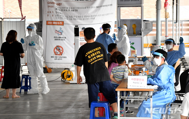 [광주=뉴시스] 신대희 기자 = 2일 광주 북구보건소 선별진료소에서 시민들이 신종 코로나바이러스 감염증(코로나19) 검사를 받고 있다. 최근 엿새간 광주시민 48명이 코로나19 확진 판정을 받으면서 확산 우려가 커지고 있다. 2020.07.02. sdhdream@newsis.com