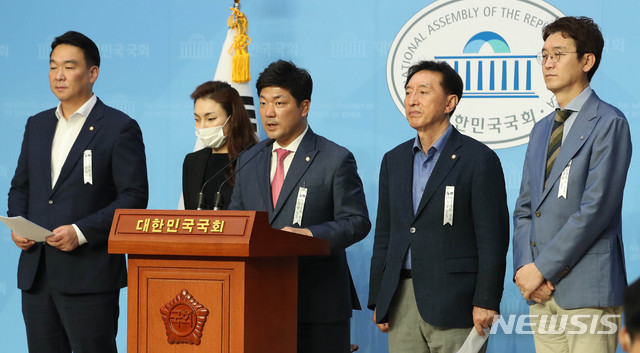 [서울=뉴시스] 장세영 기자 = 이용 미래통합당 의원이 2일 서울 여의도 국회 소통관에서 미래통합당 의원들과 함께 기자회견을 열고 故 최숙현 선수 사망 사건 관련 당 차원 TF 구성 기자회견문을 발표하고 있다. 사진은 미래통합당 정희용(왼쪽부터) 의원, 김예지 의원, 이용 의원, 김석기 의원, 김웅 의원. 2020.07.02.&nbsp;&nbsp; photothink@newsis.com