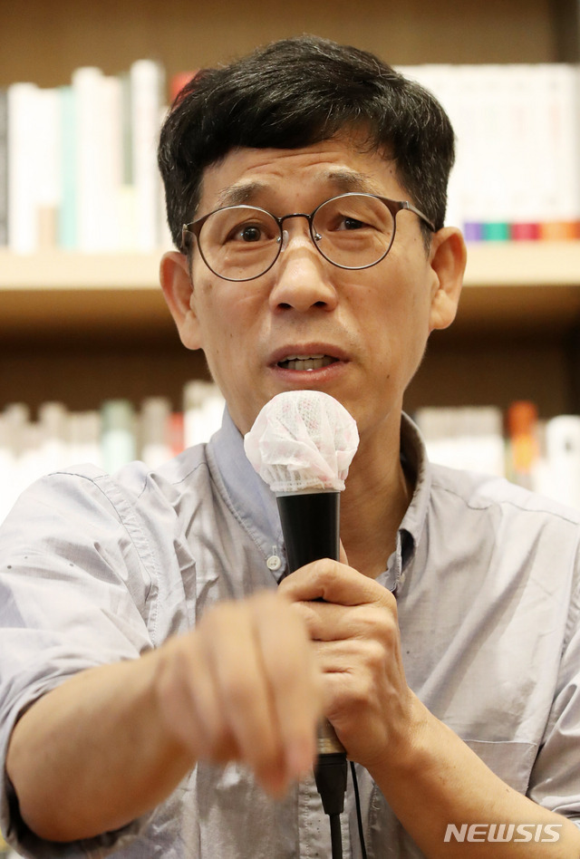 [서울=뉴시스] 고범준 기자 = 진중권 전 동양대 교수가 2일 오후 서울 강남구 최인아책방에서 '한국사회를 말한다 : 이념·세대·문화의 미래'라는 주제로 강연을 하고 있다. 2020.07.02.&nbsp; bjko@newsis.com
