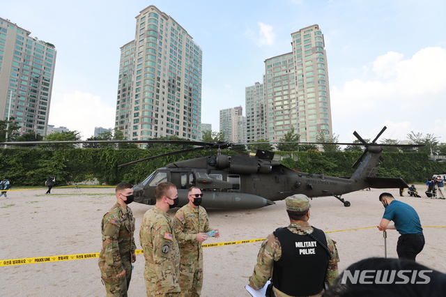 [서울=뉴시스] 이영환 기자 = 2일 오후 서울 용산구 이촌한강공원에 미군 블랙호크 헬기(UH60)가 엔진결함(추정)으로 불시착해 있다. 2020.07.03. 20hwan@newsis.com