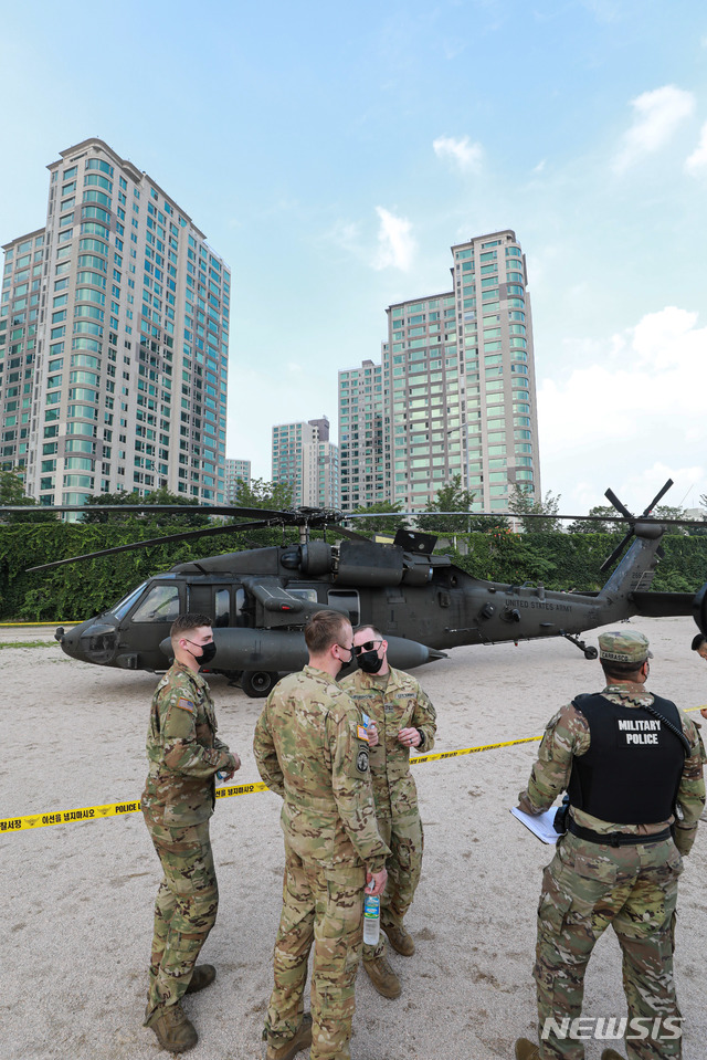 [서울=뉴시스] 이영환 기자 = 2일 오후 서울 용산구 이촌한강공원에 미군 블랙호크 헬기(UH60)가 엔진결함(추정)으로 불시착해 있다. 2020.07.02. 20hwan@newsis.com