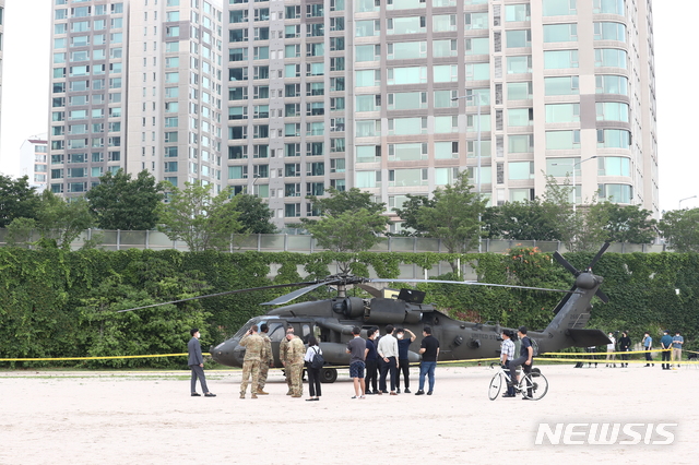 [서울=뉴시스] 이영환 기자 = 2일 오후 서울 용산구 이촌한강공원에 미군 블랙호크 헬기(UH60)가 엔진결함(추정)으로 불시착해 있다. 2020.07.02. 20hwan@newsis.com