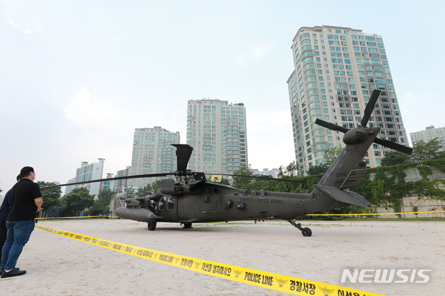 [서울=뉴시스] 이영환 기자 = 2일 오후 서울 용산구 이촌한강공원에 미군 블랙호크 헬기(UH60)가 엔진결함(추정)으로 불시착해 있다. 2020.07.02. 20hwan@newsis.com