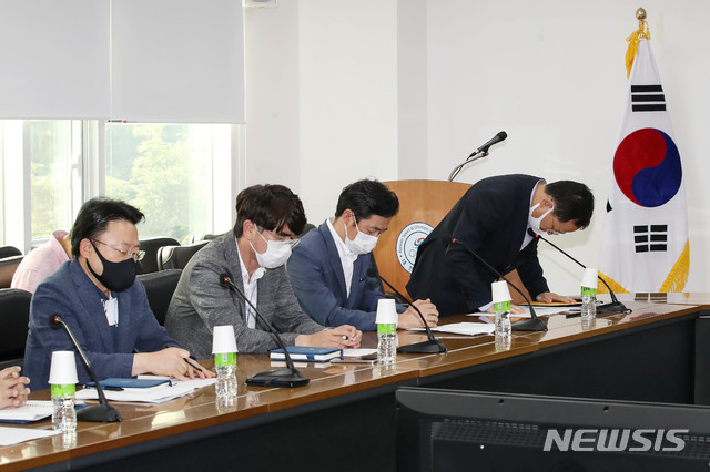 [서울=뉴시스]김병문 기자 = 김승호(오른쪽) 대한체육회 사무총장이 2일 오후 서울 송파구 대한체육회에서 철인3종 최숙현 선수 사망 사고에 대해 고개 숙여 사과하고 있다. 2020.07.02.&nbsp; dadazon@newsis.com 