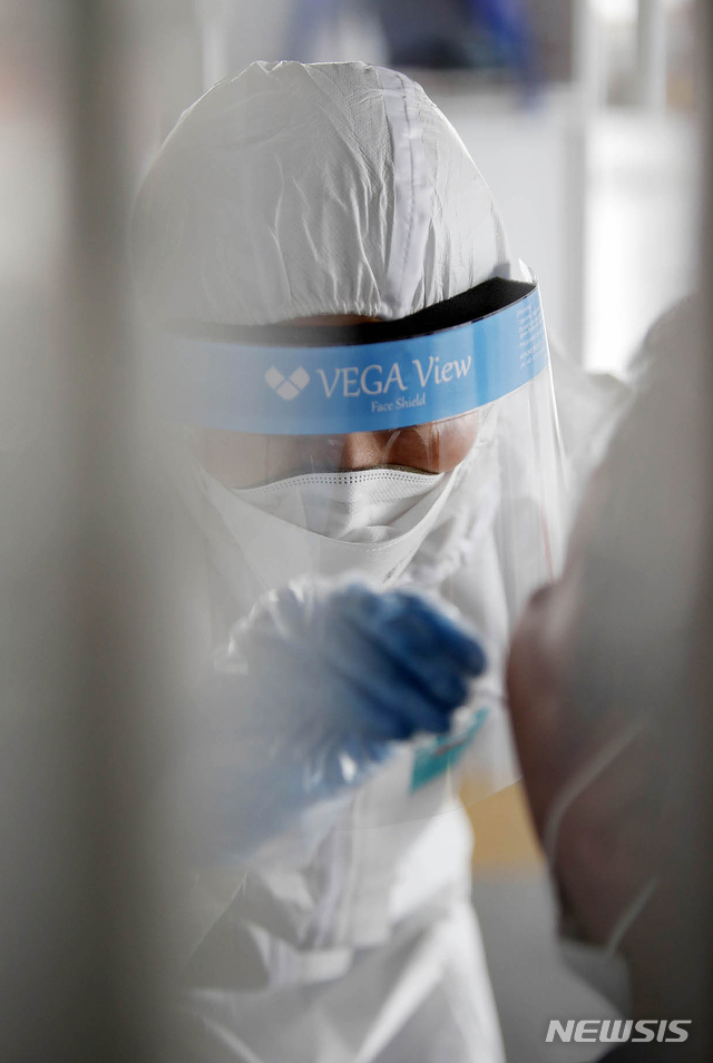 [광주=뉴시스] 신대희 기자 = 지난 2일 광주 북구보건소 선별진료소에서 시민이 신종 코로나바이러스 감염증(코로나19) 검사를 받고 있다. 최근 엿새간 광주시민 48명이 코로나19 확진 판정을 받으면서 확산 우려가 커지고 있다.(사진 = 광주 북구 제공) 2020.07.02. photo@newsis.com