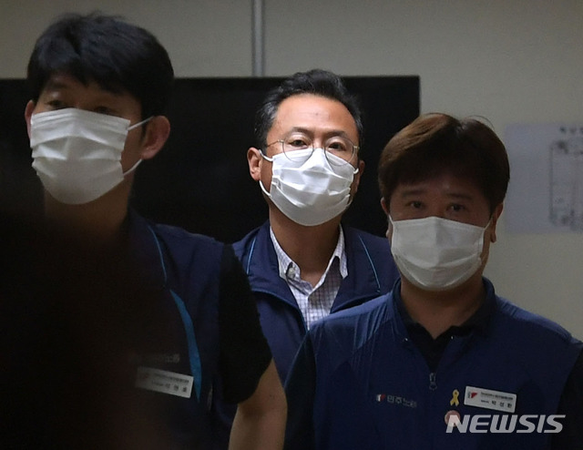 [서울=뉴시스] 박미소 기자 = 김명환 민주노총 위원장이 2일 오후 서울 중구 민주노총에서 제11차 중앙집행위원회에 참석하고 있다. 2020.07.02. photo@newsis.com