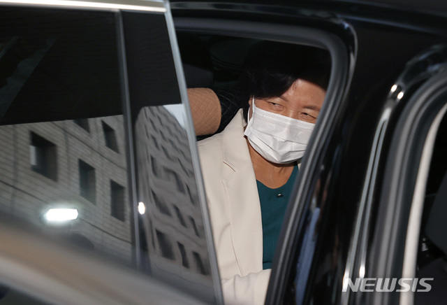 [과천=뉴시스] 최진석 기자 = 수사지휘권을 발동한 추미애 법무부 장관이 지난 2일 경기 과천 법무부 청사를 나서고 있다. 추 장관은 이날 검언유착 의혹 사건과 관련해 검찰청법 8조에 의거 윤석열 검찰총장에게 전문수사자문단(수사자문단) 심의 절차를 중단하도록 하며, 서울중앙지검 수사팀이 대검찰청 등 상급자의 지휘감독을 받지 않고 독립적으로 수사한 뒤 결과만 검찰총장에게 보고하라는 법무부 장관의 검찰총장 지휘권을 발동 했다. 2020.07.02. myjs@newsis.com