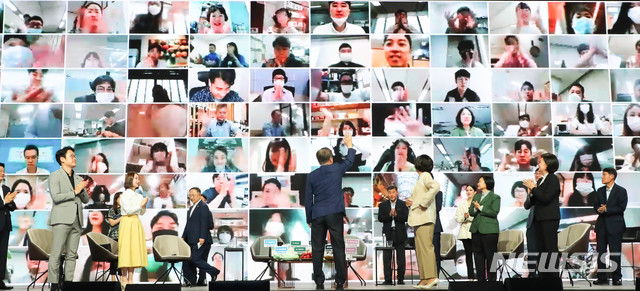 [서울=뉴시스]배훈식 기자 = 문재인 대통령이 서울 송파구 KSPO DOME에서 열린 '대한민국 동행세일, 가치삽시다' 행사에 참석해 전국의 비대면 참석자들과 인사를 나누고 있다. 2020.07.02. dahora83@newsis.com