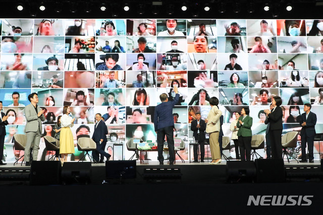 [서울=뉴시스]배훈식 기자 = 문재인 대통령이 2일 서울 송파구 KSPO DOME에서 열린 '대한민국 동행세일, 가치삽시다' 행사에 참석해 전국의 비대면 참석자들과 인사를 나누고 있다. 2020.07.02. dahora83@newsis.com