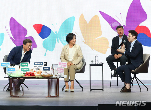 [서울=뉴시스]배훈식 기자 = 문재인 대통령과 김정숙 여사가 2일 서울 송파구 KSPO DOME에서 열린 '대한민국 동행세일,가치삽시다' 행사에 참석해 생산자의 제품 설명을 듣고 있다. 2020.07.02.&nbsp; dahora83@newsis.com 