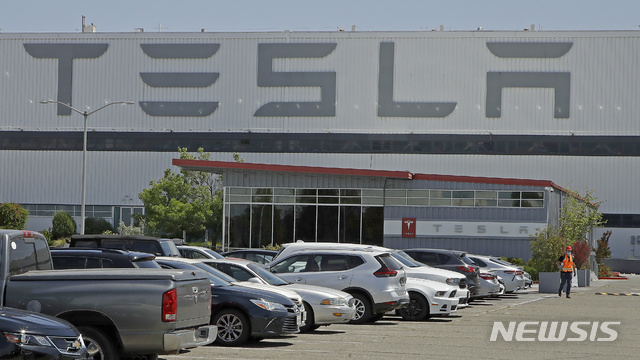 [프리몬트=AP/뉴시스]5월11일(현지시간) 미국 캘리포니아주 프리몬트에 위치한 테슬라 공장의 모습. 2020.07.03. 