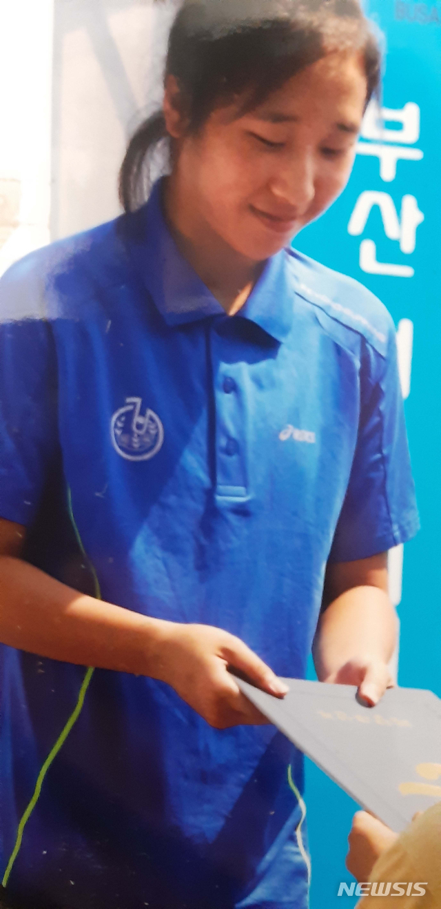 [서울=뉴시스] 박민석 기자 = 트라이애슬론 국가대표 출신의 최숙현 선수가 지난달 26일 부산의 숙소에서 숨진 채 발견됐다. 최 선수의 유족은 고인의 사망 후 고인이 전 소속팀 경주시청에서 모욕 및 폭행을 당하는 내용의 녹취록을 공개했다. 사진은 고 최숙현 선수의 생전 모습. (사진=고 최숙현 선수 가족 제공) 2020.07.02.&nbsp; photo@newsis.com