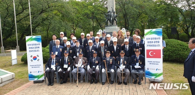 터키군 참전기념비를 방문하고 있는 백발의 터키 참전용사들.