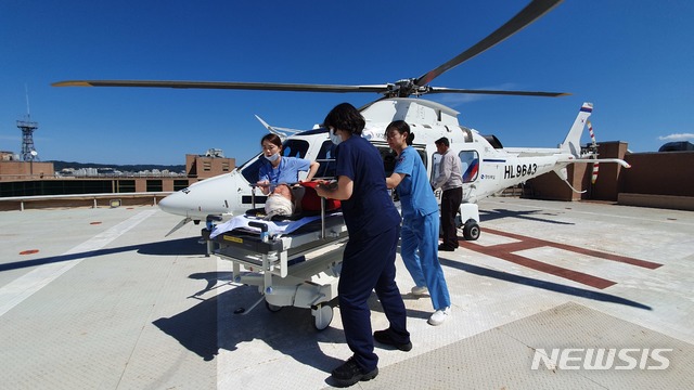경북닥터헬기가 응급환자를 이송하고 있다. (사진=안동병원 제공)